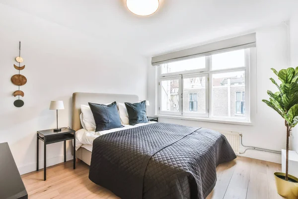 Yumuşak yataklı harika bir yatak odası.