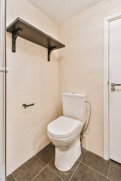 Piękny łazienka z półką ścienną — Zdjęcie stockowe