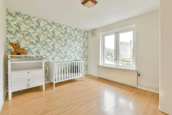 Детская комната с белой кроватью — стоковое фото