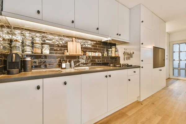 Een mooie keuken met een frisse witte keukenset — Stockfoto