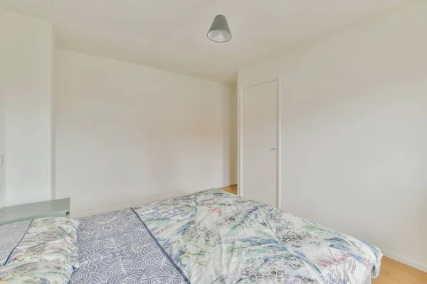 Светлая спальня с белым двойником — стоковое фото