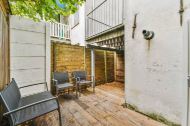 Siyah bankları olan sevimli küçük bir avlu.