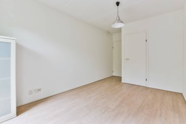 Parke zemini olan parlak ve güzel bir oda.