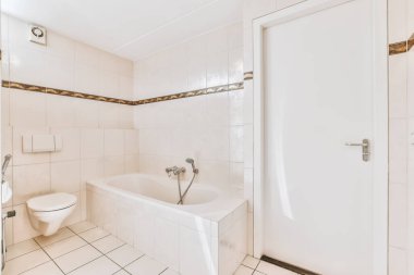 Döşemeleri fayansla döşenmiş şirin bir banyo tasarımı.