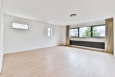 Geniş pencereli parlak ve güzel bir oda.