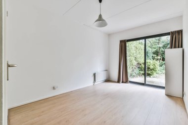 Geniş pencereli parlak ve güzel bir oda.