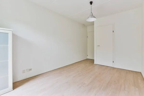 Lichte en mooie kamer met parketvloer — Stockfoto