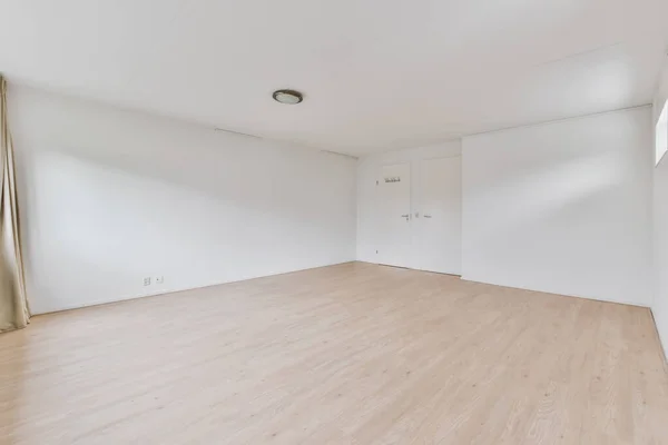 파켓 바닥 이 있는 밝고 아름다운 방 — 스톡 사진