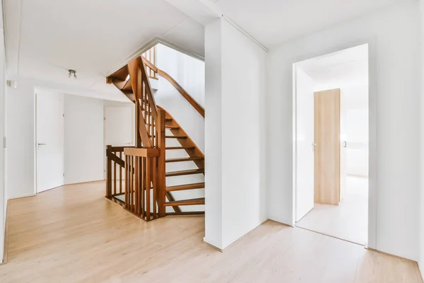 Ontwerp van een kamer met een houten bruine trap — Stockfoto