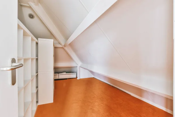 Quarto brilhante e bonito com piso em parquet — Fotografia de Stock