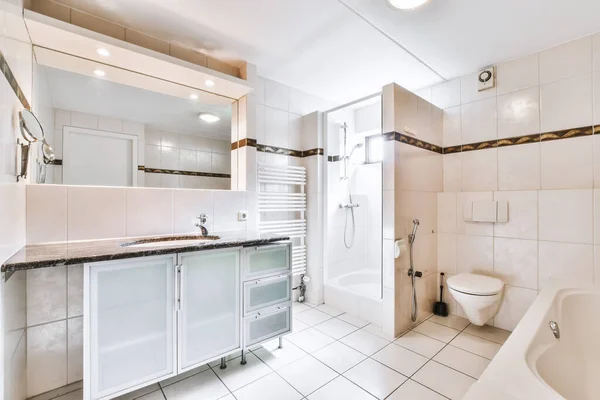 Lindo diseño de baño con suelo de baldosas — Foto de Stock