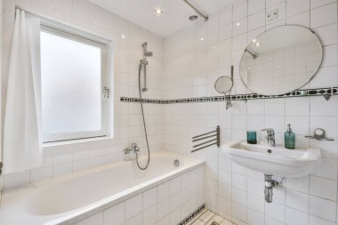 Küveti olan güzel bir banyo.