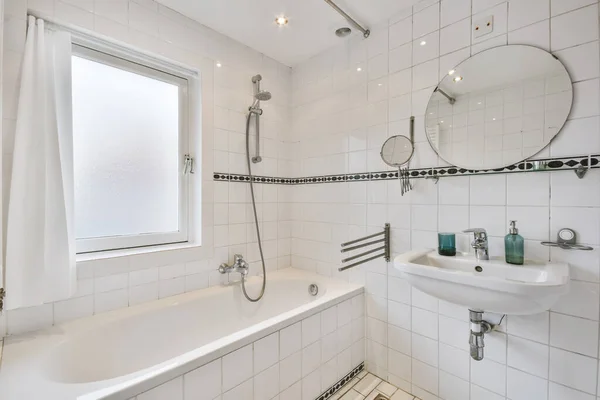 Linda casa de banho com banheira — Fotografia de Stock