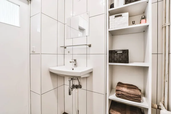 Banheiro com paredes de mármore — Fotografia de Stock
