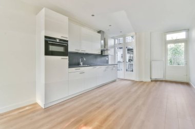 Beyaz dolapları olan parlak bir mutfak.