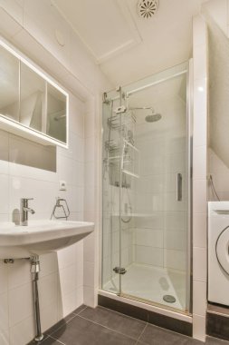 Mermer duvarlı banyo.