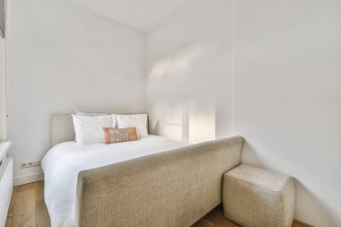 Yumuşak yataklı fantastik küçük yatak odası