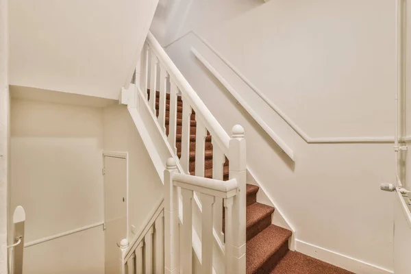 Precioso diseño de escalera con alfombra roja —  Fotos de Stock