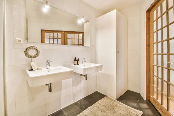 Luksusowa ogromna łazienka z dwoma umywalkami — Zdjęcie stockowe