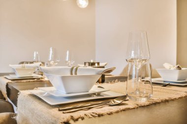 Tabaklarla kaplı lüks masa