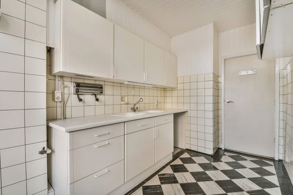 Desain dapur yang menakjubkan dengan lantai hitam dan putih — Stok Foto