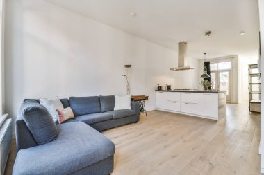 Yumuşak kanepesi ve minderleri olan harika bir yaşam alanı.