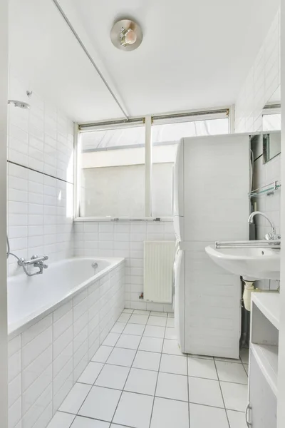 白色现代浴室的内部 — 图库照片