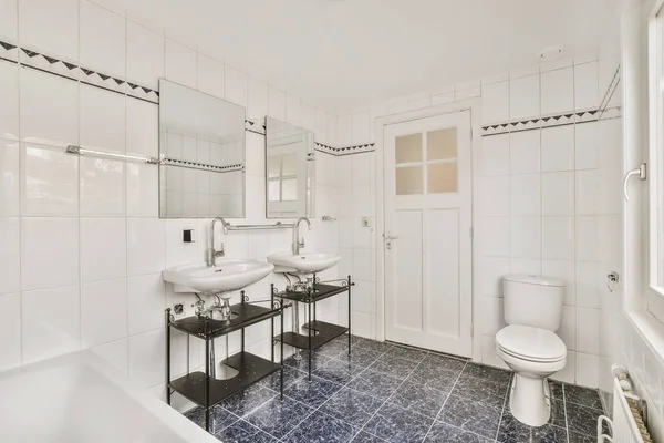 Precioso diseño de baño con suelo de baldosas azules —  Fotos de Stock