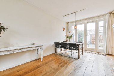 Asılı avizesi olan güzel bir yemek odası.