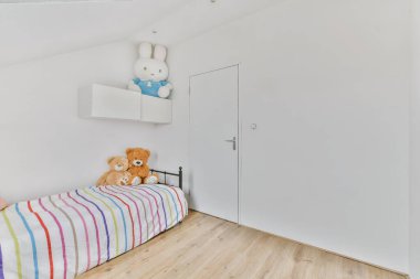 Yumuşak yataklı şirin bir yatak odası.