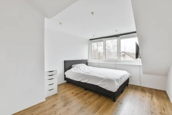 Nettes Schlafzimmer mit einem weichen Bett — Stockfoto