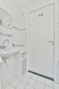 Seramik beyaz lavabo ve ayna