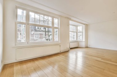 Pencereli ve parke zeminli oda