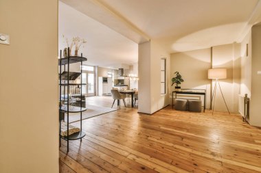 Minimalist tarzda lüks bir oda.