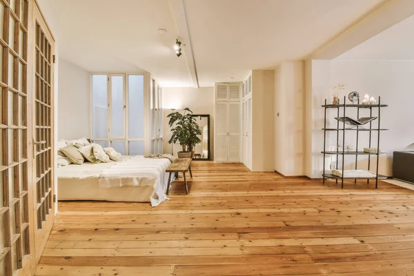 Роскошная большая спальня с деревянным полом — стоковое фото