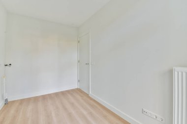 Boş bir aydınlık oda.