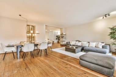 Büyük gri kanepesi olan lüks bir oturma odası.