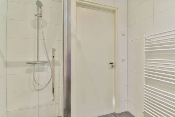Un armario de ducha al lado — Foto de Stock