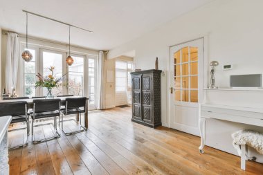 Asılı avizesi olan güzel bir yemek odası.