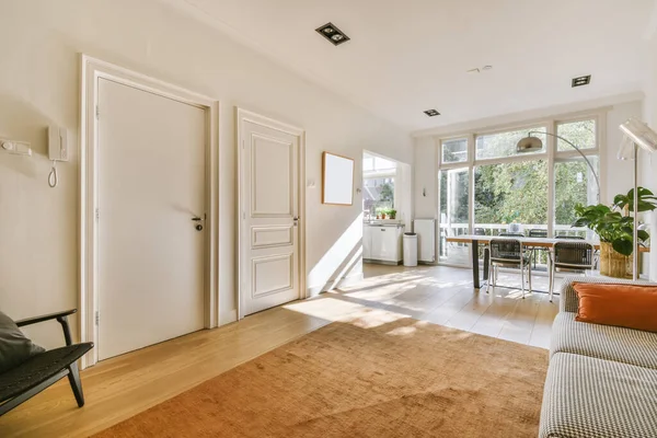 Encantadora mesa de comedor de madera en un adorable comedor — Foto de Stock