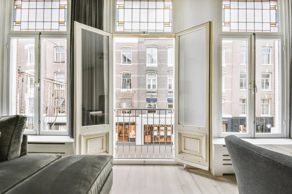 Modern bir evin içinde.