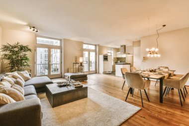 Büyük gri kanepesi olan lüks bir oturma odası.