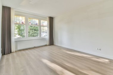 Boş bir aydınlık oda.