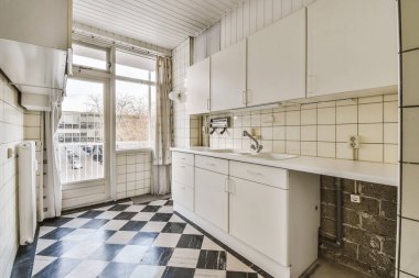 Siyah beyaz zemini olan inanılmaz bir mutfak tasarımı.