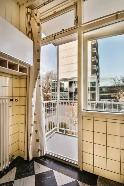 Design incrível com portas abertas que levam a uma varanda — Fotografia de Stock