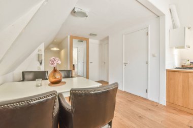 Bir dizi deri sandalyeli salon.