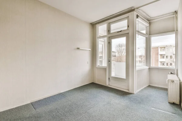 Beyaz duvarlı harika bir oda tasarımı.