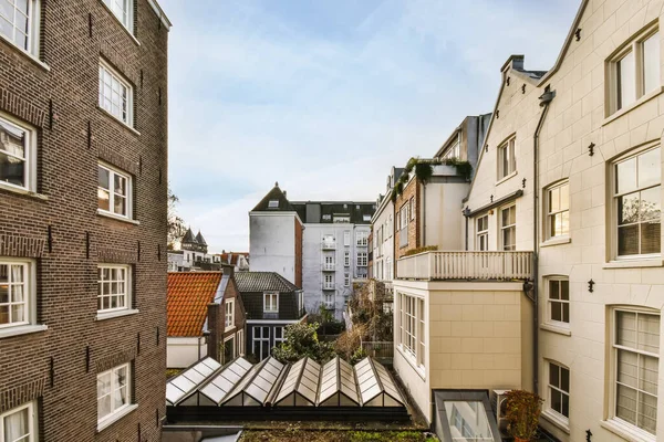 Vue du bâtiment résidentiel avec façade de luxe — Photo