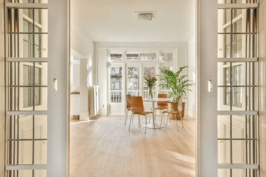 Yemek odasının içinde.