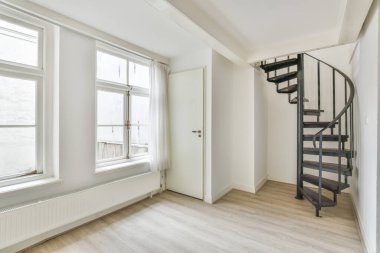 Merdiven girişi olan parlak bir salon.